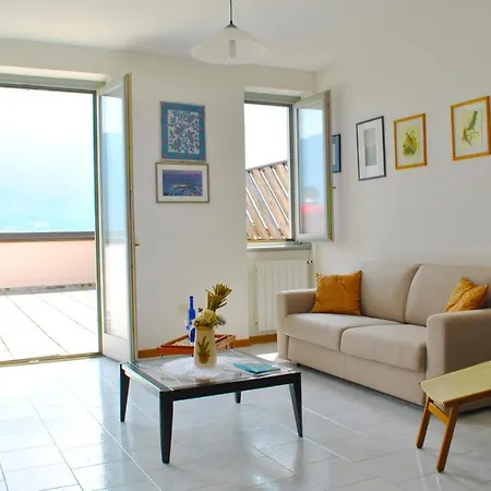 On 2 Levels With Large Terrace Lake View 아파트 살라코마시나