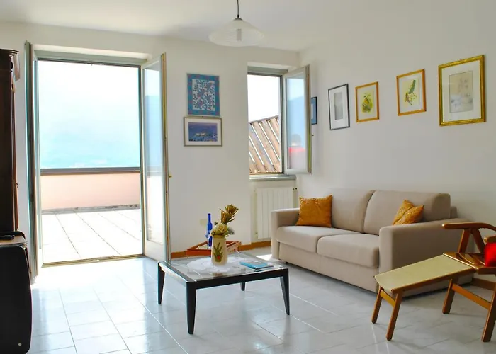 On 2 Levels With Large Terrace Lake View 아파트 살라코마시나